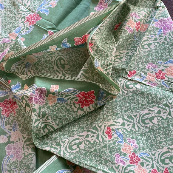 2 yards printed batik fabric/sarong, pale green w/floral print - Picture 9 of 9